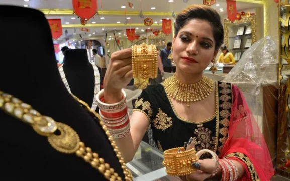 नवरात्रि पर सोना हुआ ₹9000 महंगा, चांदी भी हुई महंगी, खरीदारी से पहले चेक कर ले रेट