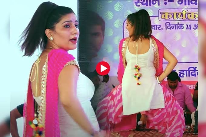 Sapna Choudhary Video: सपना चौधरी ने स्टेज पर डांस करके वक्त उठा दी कुर्ती, किया ऐसा डांस की भीड़ खो बैठी आपा