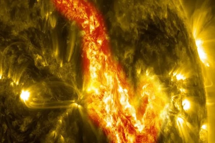 सूर्य का ऐसा रौद्र रूप कभी देखा है? NASA ने कैप्चर किया डरावना VIDEO