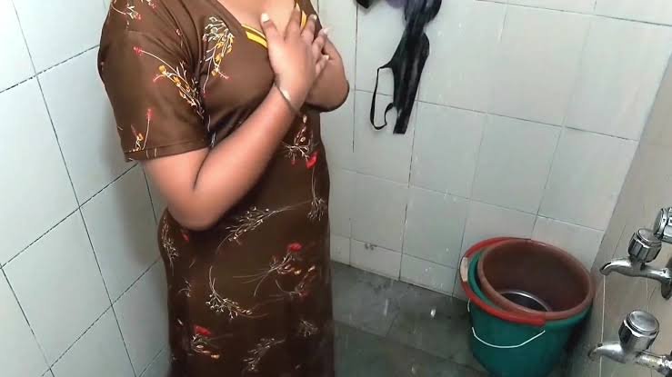 बाथरूम में नहाती महिला का वीडियो बनाते पकड़ा गया वेटर, फिर जमकर की धुनाई और किया पुलिस के हवाले
