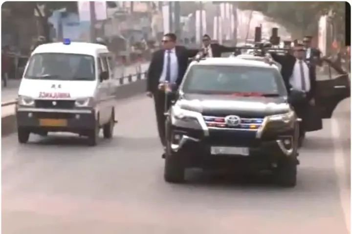 PM मोदी ने अपना काफिला रोककर एम्बुलेंस को दिया रास्ता
